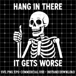 Puede incluir: Un esqueleto blanco con el pulgar hacia arriba sobre un fondo negro. El texto "HANG IN THERE" está arriba, y "IT GETS WORSE" abajo. La imagen también incluye "SVG, PNG, EPS-COMMERCIAL USE - INSTAND DOWNLOAD".