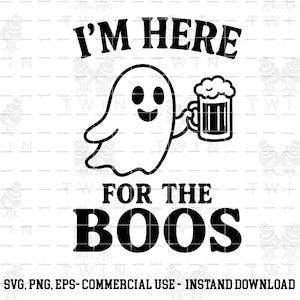 Könnte beinhalten: Schwarz-weiße Grafik eines Cartoon-Geistes, der einen Bierkrug hält. Der Text lautet "I'M HERE FOR THE BOOS". Das Design ist für den kommerziellen Gebrauch bestimmt und als SVG, PNG und EPS verfügbar.