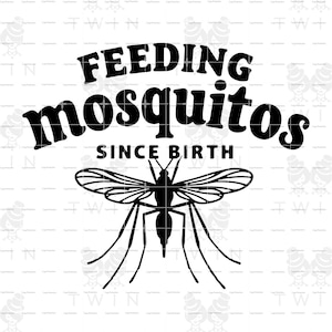 以下が含まれることがあります： 「Feeding mosquitos since birth」というテキストが入った白黒のグラフィックデザイン。グラフィックには、長い脚を持つスタイリッシュな蚊が描かれています。