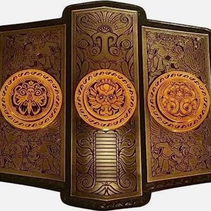 Pode incluir: Um cinturão de campeonato dourado e preto com designs intrincados. O cinturão apresenta cinco placas retangulares com medalhões circulares no centro. Os medalhões têm padrões detalhados e são cercados por bordas ornamentadas. O design geral é rico e detalhado.