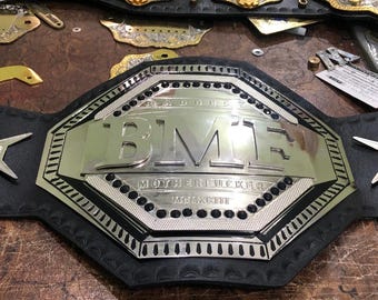 Cinturón de réplica del Campeonato Mundial Peso Pesado BMF: latón y cuero