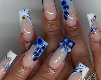 Unghie finte con fiori 3D: nail art con punta francese blu lunga e quadrata