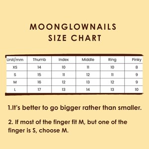 Pode incluir: Uma tabela de tamanhos Moonglownails em um fundo amarelo claro. A tabela lista os tamanhos XS, S, M e L com as medidas correspondentes em mil&iacute;metros para polegar, indicador, m&eacute;dio, anelar e mindinho. Inclui texto com conselhos.