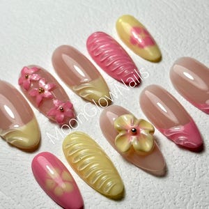 Press on Nails, zomernagels met bloemdessin in 3D, botergele nagels, amandelnagels medium