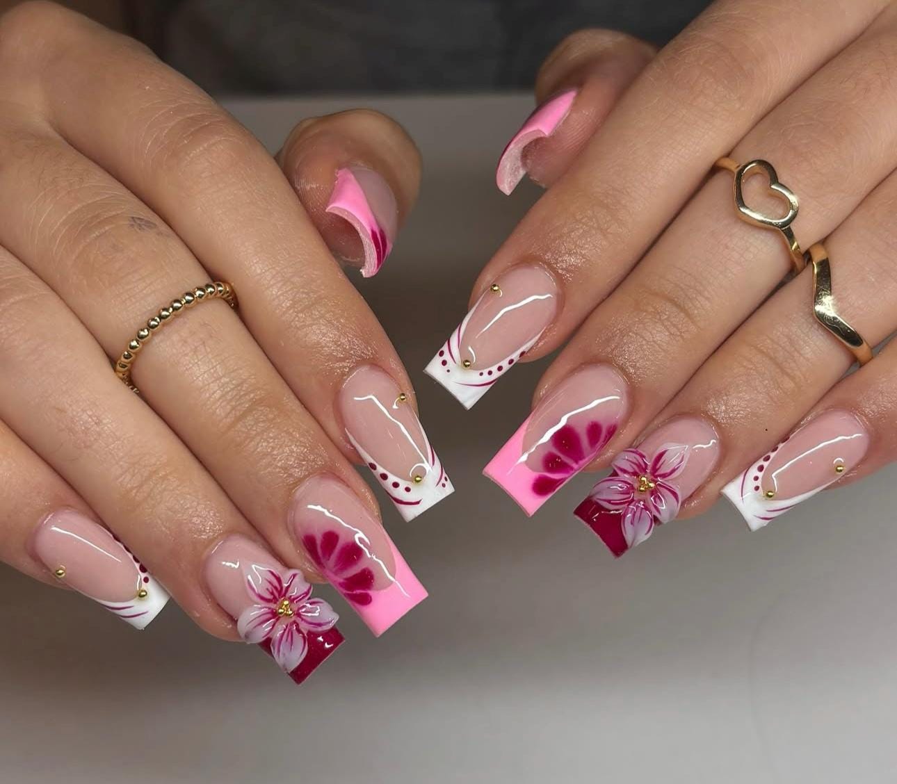 Unghie finte 3D con stampa floreale: French Tip bianca, Nail Art fatta a mano