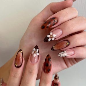Mandelbruna press-on naglar | Vit blommig nagelkonst, eleganta höstvibbar bild 3
