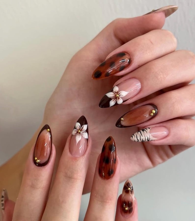 Mandelbruna press-on naglar | Vit blommig nagelkonst, eleganta höstvibbar bild 3
