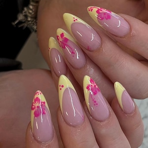 Press On Nails Botergeel French met roze bloemen, zomerbloemige nagels | Elegante middelgrote amandeltips | Schattige pastelkleurige nagels, cadeau voor haar