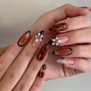 Mandelbruna press-on naglar | Vit blommig nagelkonst, eleganta höstvibbar bild 1