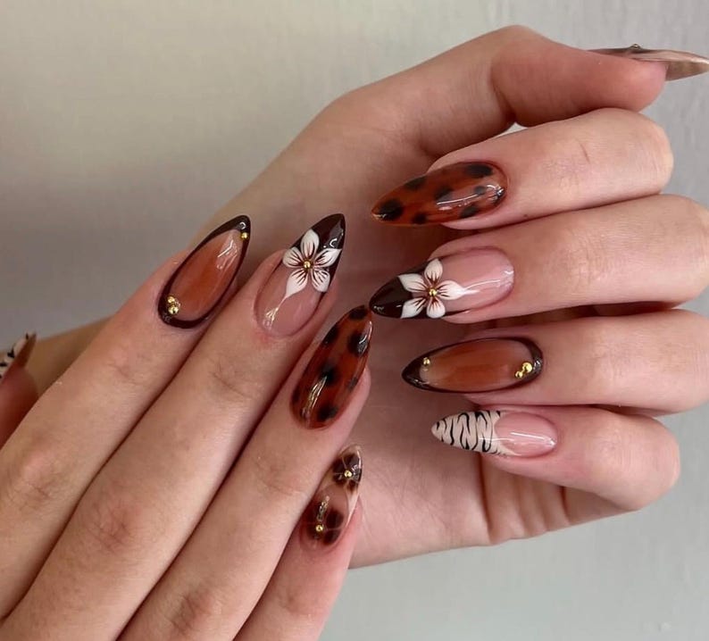 Mandelbruna press-on naglar | Vit blommig nagelkonst, eleganta höstvibbar bild 1