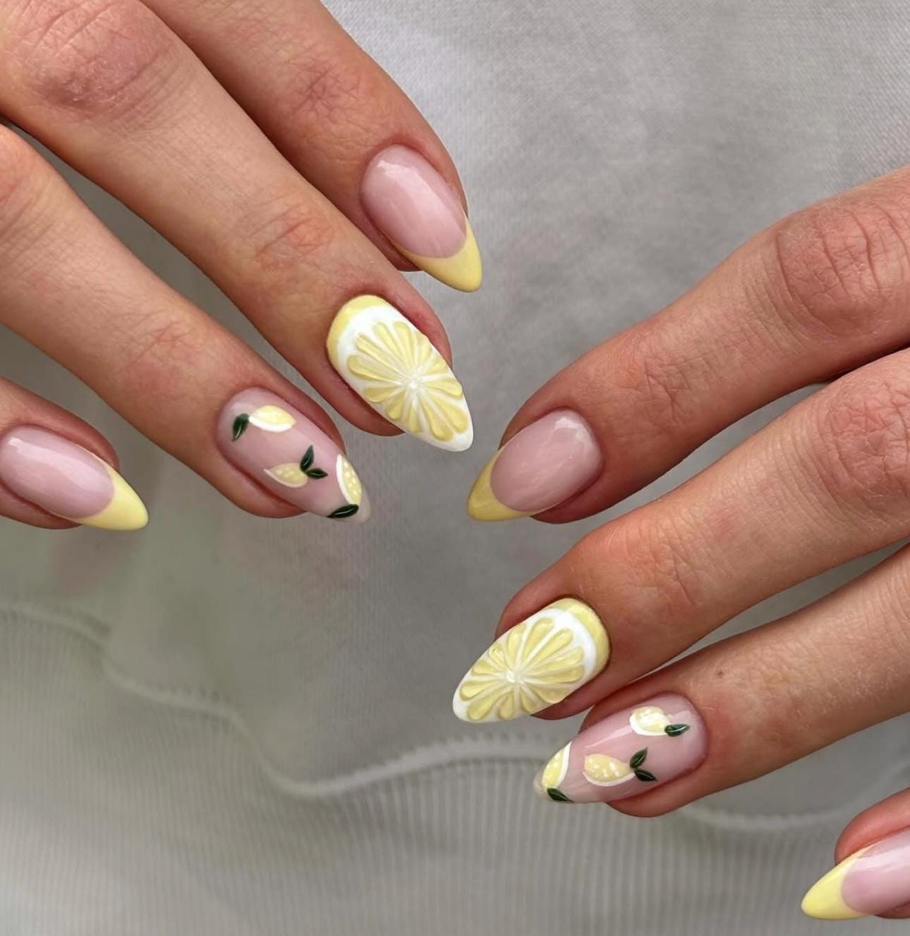 レモンイエローのプレスオンネイル：3Dフラワー、サマービーチスタイル