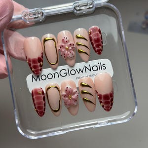 Rote French Tip Pressnägel: Gold-Chrom Blumen Design