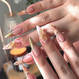 Unhas postiças longas amendoadas – Pontas francesas douradas cromadas com base ombré e flores de verão 3D – Conjunto elegante de unhas florais feitas à mão, unhas feitas à mão