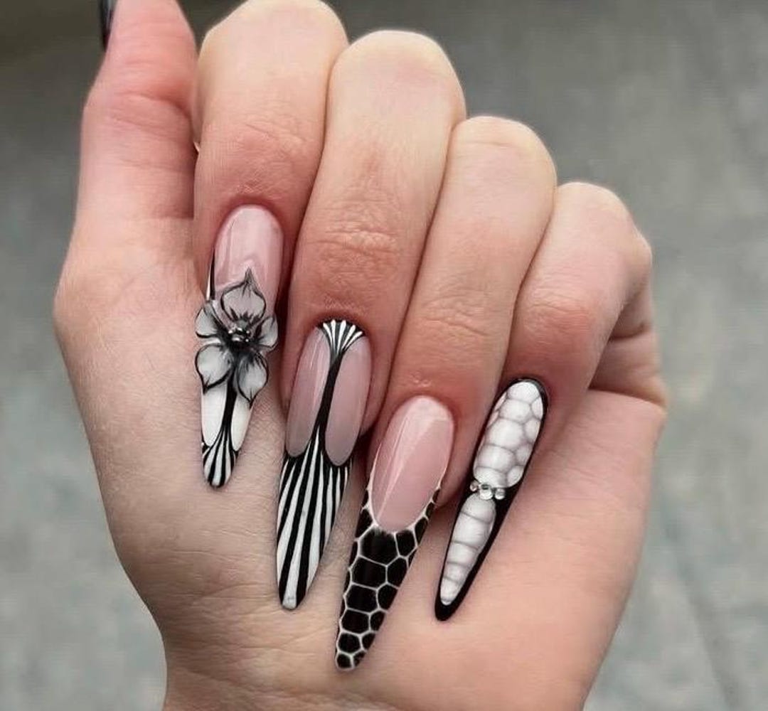 ロングネイル ホワイト ブラック 花 ブラック＆ホワイトの3Dフラワープレスオンネイル｜ロングスティレット