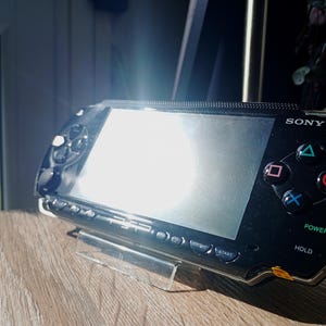 Puede incluir: Un letrero de madera rústica con el texto "Welcome to our home" en letras blancas. El letrero presenta un acabado envejecido y un diseño sencillo y acogedor, perfecto para la decoración de la entrada.