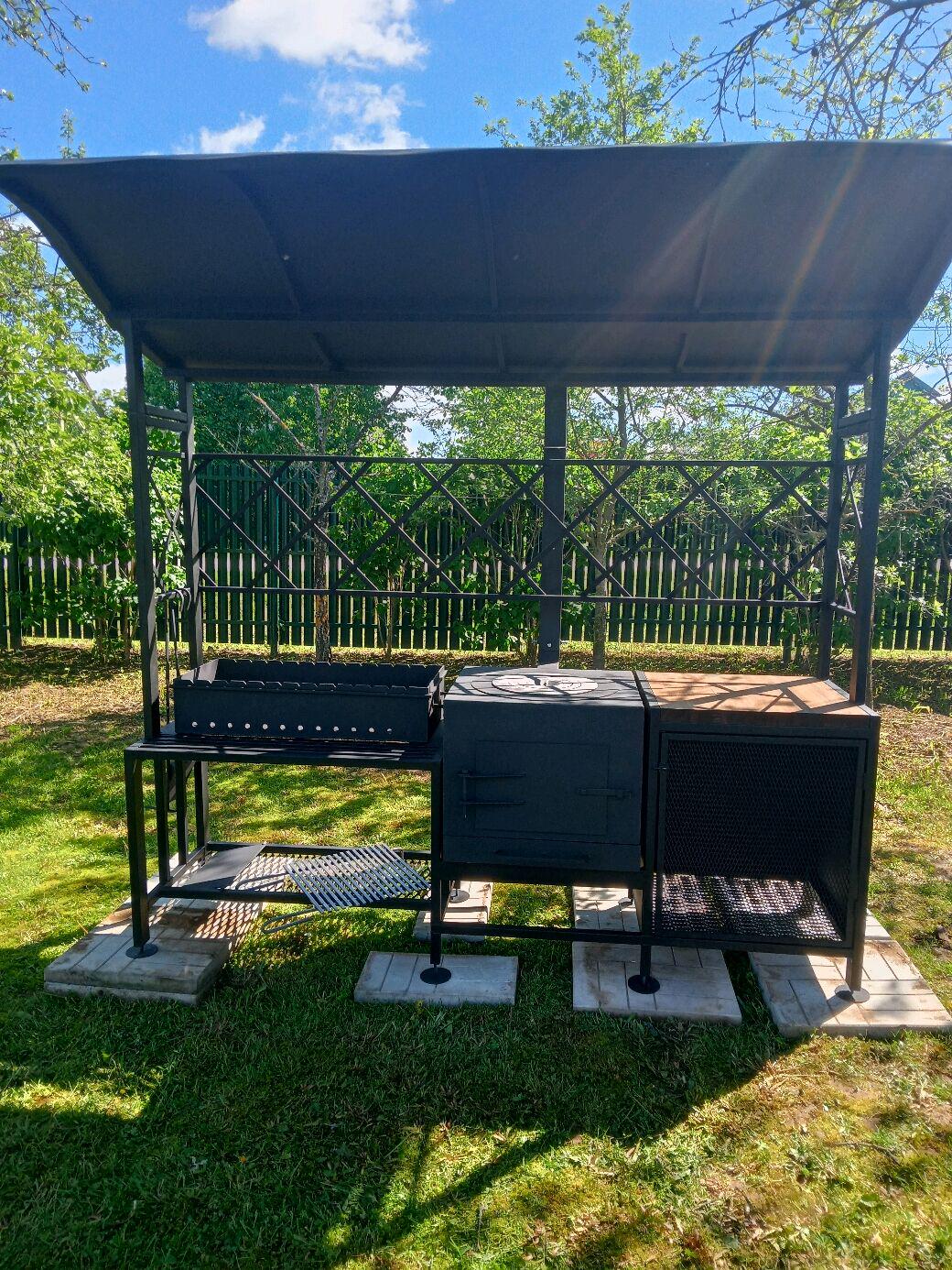 Outdoor Grill Station with Roof, Firebox and Larch Wood Counter