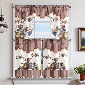 Puede incluir: Un juego de cenefas de cocina a rayas marrones y blancas con temática de café. Las cenefas presentan un molinillo de café, granos de café y la palabra "Café" repetida en todo.