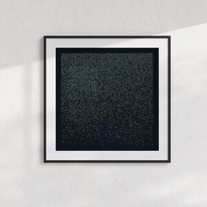 Puede incluir: Una imagen enmarcada en negro con un fondo oscuro cubierto de un patrón aleatorio de pequeños puntos de colores.
