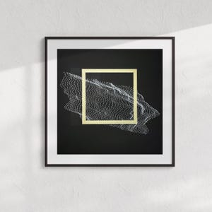 Può includere: Una stampa d'arte astratta in bianco e nero con una cornice dorata. La stampa presenta un design bianco testurizzato su uno sfondo nero.