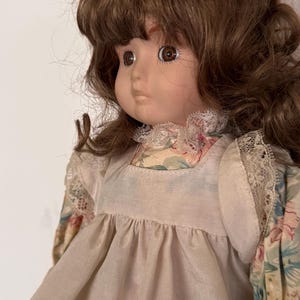 Könnte beinhalten: Ein Set aus drei Keramikbechern mit gesprenkelter, matter Oberfläche. Die Becher sind in den Farbtönen Creme, Hellgrau und Dunkelgrau gehalten. Jeder Becher hat ein schlichtes, minimalistisches Design, ideal für Kaffee oder Tee.