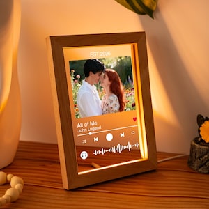 Spersonalizowana tabliczka Spotify ze zdjęciem i diodą LED, lampka nocna z imieniem i nazwiskiem muzycznym, ramka na zdjęcia z nadrukiem muzycznym, prezent na rocznicę, prezent walentynkowy dla pary