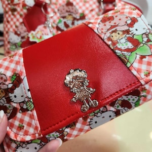 Tarta de Fresa, Hello Kitty, Guingán Rojo, Cartera, Acordeón, Broche de Personaje, Regalo de Navidad, Años 80, Dibujos Animados, SewAdrienneY