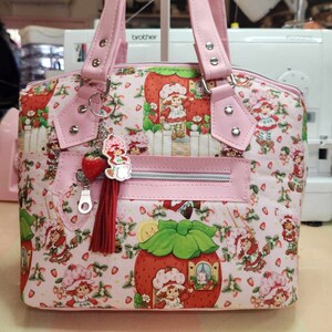 Opzione profumata! Fragolina Dolcecuore, cotone rosa, borsa a cupola in vinile rosa, borsa, borsa a tracolla, borsa personalizzata, cartone animato anni '80, SewAdrienneY