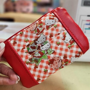 Porte-cartes à glissière, Années 80, Nostalgie, vinyle rouge, Charlotte aux fraises, Hello Kitty, Friends, SewAdrienneY