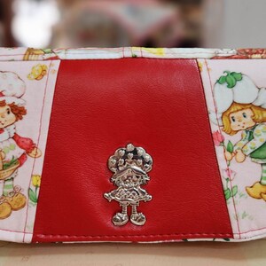 Erdbeere und Freunde, rosa Hintergrund, Brieftasche, Akkordeon, Charakter Snap, Weihnachtsgeschenk für Frauen, 80er Jahre, Cartoon