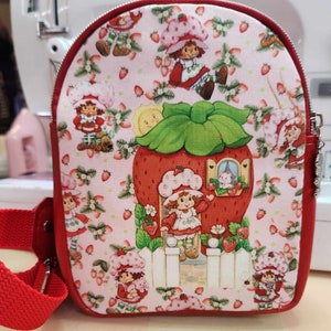Opcja zapachowa! Strawberry Shortcake, różowy, mały, plecak, crossbody, niestandardowy, ręcznie robiony, lata 80., kreskówka, prezent na Boże Narodzenie, SewAdrienneY