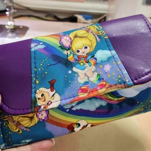Regenbogen Brite, Sprite, Starlite Brieftasche, Akkordeon, Charakter Snap, Weihnachtsgeschenk für Frauen, 80er Jahre, Cartoon