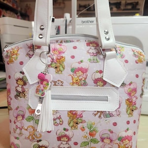 ¡Opción perfumada! Amiga de Strawberry Shortcake, Tarta de frambuesa, Bolso de mano abovedado, Bolso de hombro, Personalizado, Monedero, Dibujo animado de los 80, SewAdrienneY