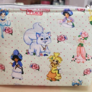 Rose Petal Place, Nostalgia anni '80, Giocattolo, Astuccio quadrato con cerniera, Tre misure, SewAdrienneY