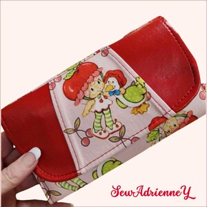 Cherry Cuddler, Erdbeerkuchen, Brieftasche, Akkordeon, Figur, Weihnachtsgeschenk, 80er Jahre, Cartoon, SewAdrienneY