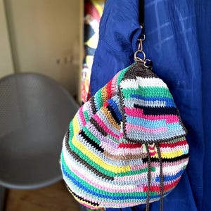 Zaino all'uncinetto fatto a mano - Borsa colorata in macramè e filato di carta, borsa con coulisse boho, borsa a tracolla foderata, zaino da festival unico nel suo genere