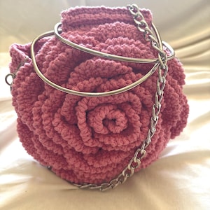 Handgemachte Rosa Rose Häkel Tasche mit Kettenhenkel - Romantische Blumen Handtasche, Einzigartiges Geschenk für Sie, Elegante Blumen Umhängetasche