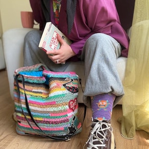 Handgemachte häkeln Tote Bag - Bunte Makramee & Papiergarn Tasche, übergroße Patch-Schultertasche, Einzelstück, Geschenk für Sie