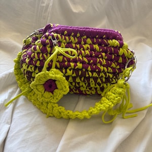 Crochet T-Shirt Yarn Shoulder Bag: Chunky Knit Tote with Flower
