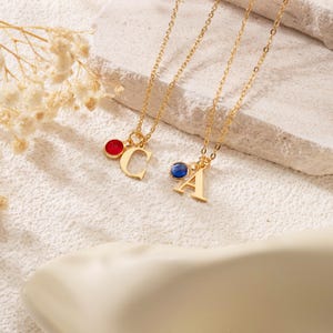Collar personalizado con letra pequeña y piedra de nacimiento, collar con inicial en oro macizo de 14 quilates, collar con letra y piedra de nacimiento, joyería personalizada para hija.