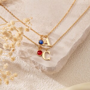 Collar con inicial de oro y piedra de nacimiento, collar con letra de piedra preciosa colgante, regalo para damas de honor, mamá y amigas.