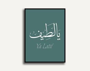 Könnte beinhalten: Gerahmter teal-farbener Druck mit weißer arabischer Kalligraphie und der englischen Übersetzung "Ya Latif". Das Kunstwerk hat einen schwarzen Rahmen und eignet sich für die Inneneinrichtung.