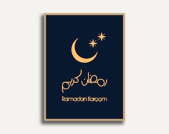 Könnte beinhalten: Gerahmter Kunstdruck mit marineblauem Hintergrund. Der Druck zeigt einen goldenen Halbmond und zwei Sterne, mit arabischer Kalligraphie und dem englischen Text "Ramadan Kareem" in Gold. Der Rahmen ist hellbraun.