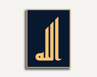 Könnte beinhalten: Gerahmter Kunstdruck mit arabischer Kalligraphie des Wortes „Allah“. Das Wort ist in Goldgelb auf dunklem Blau dargestellt. Das Kunstwerk wird von einem hellbraunen Rahmen umschlossen, was eine minimalistische Ästhetik erzeugt.