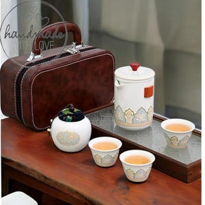 Juego de té de viaje de cerámica de estilo antiguo: juego de tazas portátil para preparar té rápidamente con una tetera y tres tazas. Regalo de empresa personalizado para amantes del té.