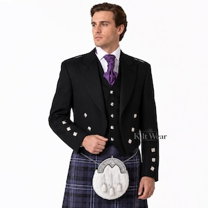 Può includere: Una giacca nera con bottoni argentati, un gilet nero, una camicia bianca con colletto e una cravatta plastron viola. Un kilt a quadri blu e neri è indossato con uno sporran in pelliccia bianca con dettagli in metallo argentato e tre nappe.
