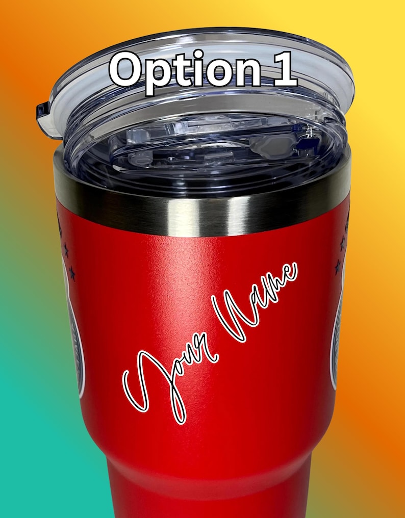 Puede incluir: Un vaso t&eacute;rmico rojo con tapa transparente. El vaso tiene el texto "Option 1" en la tapa y "Your Name" en cursiva en el lateral. Tiene un borde negro y dise&ntilde;os de estrellas.