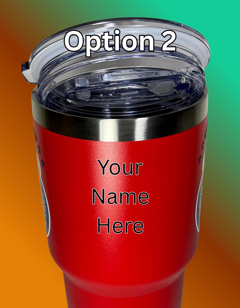Puede incluir: Un vaso t&eacute;rmico rojo con tapa transparente y borde negro. El texto "Option 2" est&aacute; impreso en la tapa. Las palabras "Your Name Here" est&aacute;n impresas en negro sobre la superficie roja del vaso.