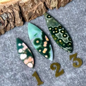 Pietra sciolta di diaspro oceanico di vecchia produzione con superficie lucida e motivi a sfere naturali