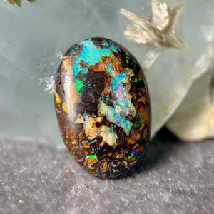 オーストラリア産ボルダーオパール研磨ルース宝石、ジュエリー製作用マルチフラッシュオパール 画像 1