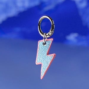 ライトブルーのレザー製ドッグチャーム | 雷型のペットタグアクセサリー | ロンドンでハンドメイド | 思わずよだれが出そうなほどクール